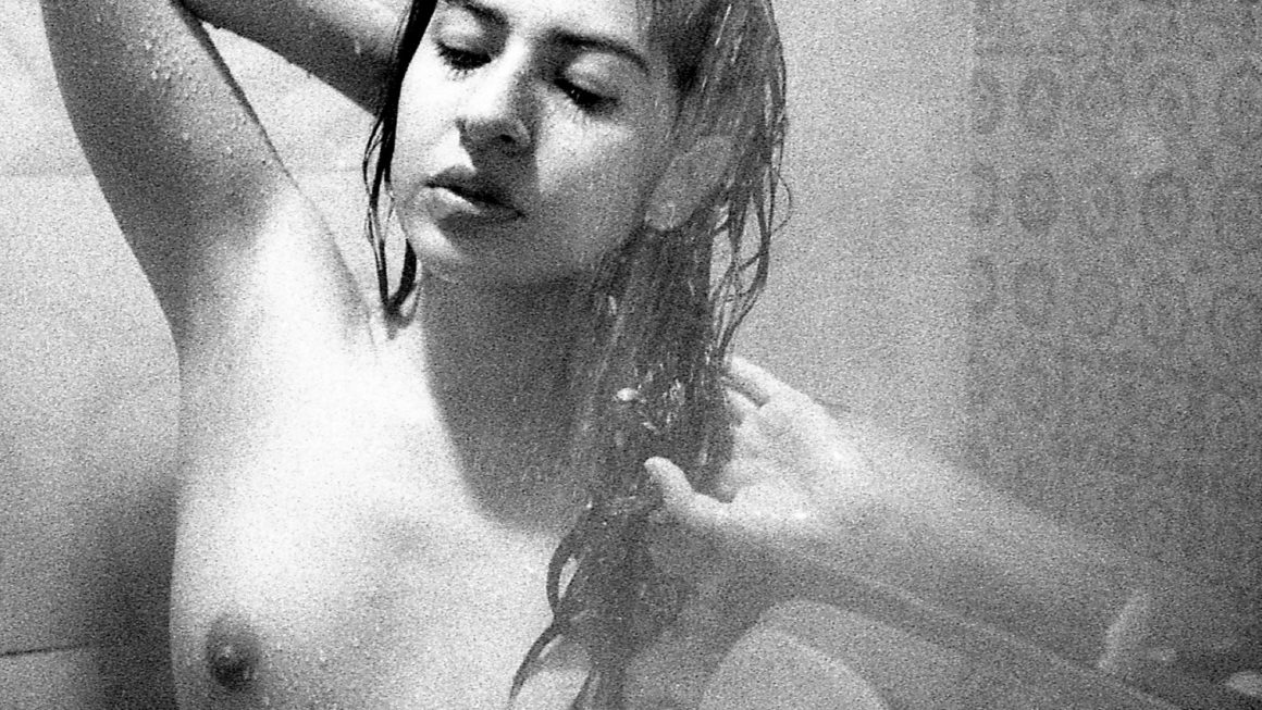 nu à la salle de bain